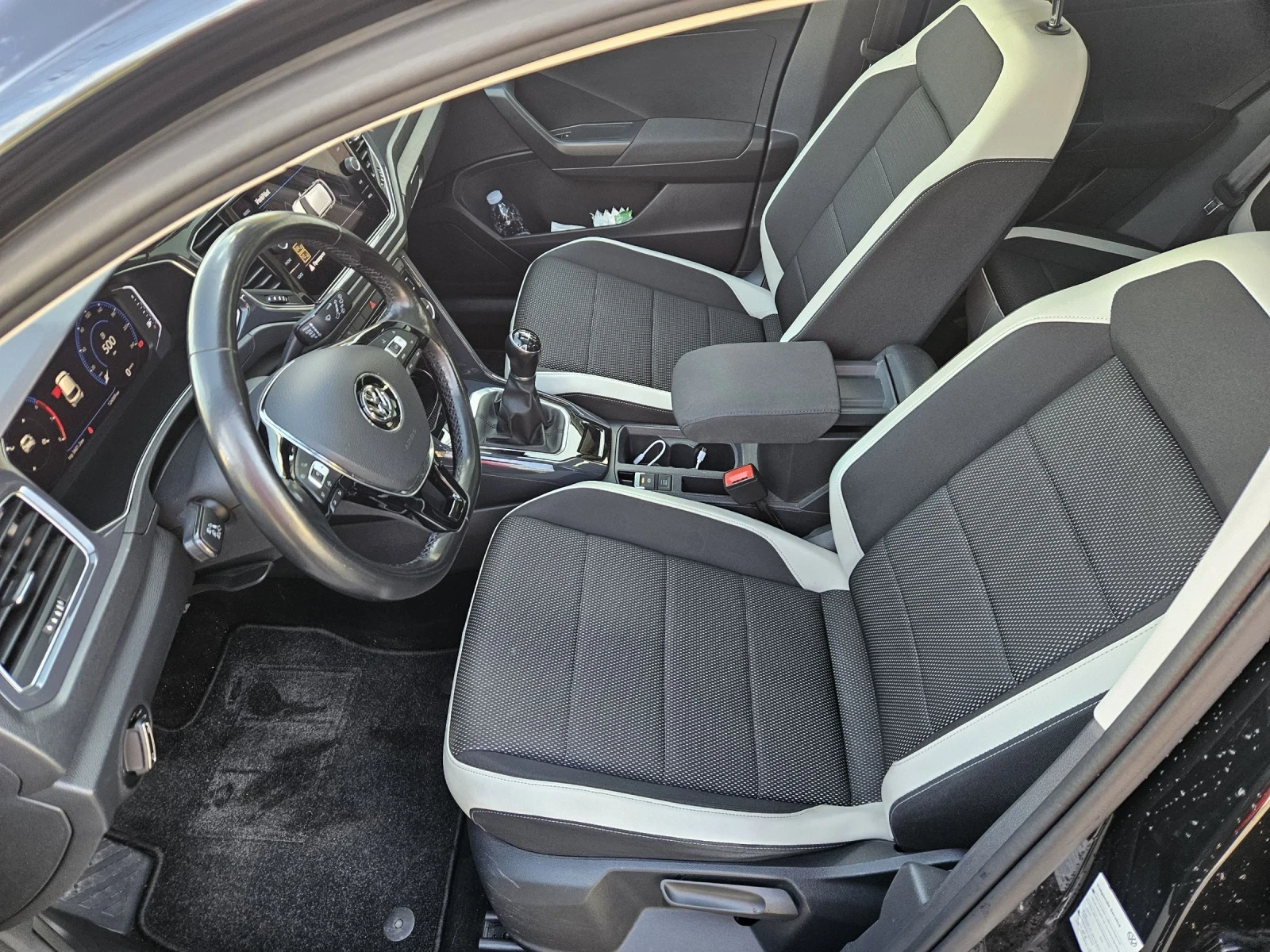 VW T-Roc 1.5TSI* ДИГИТАЛ* РЪЧКА, снимка 11 - Автомобили и джипове - 54159366