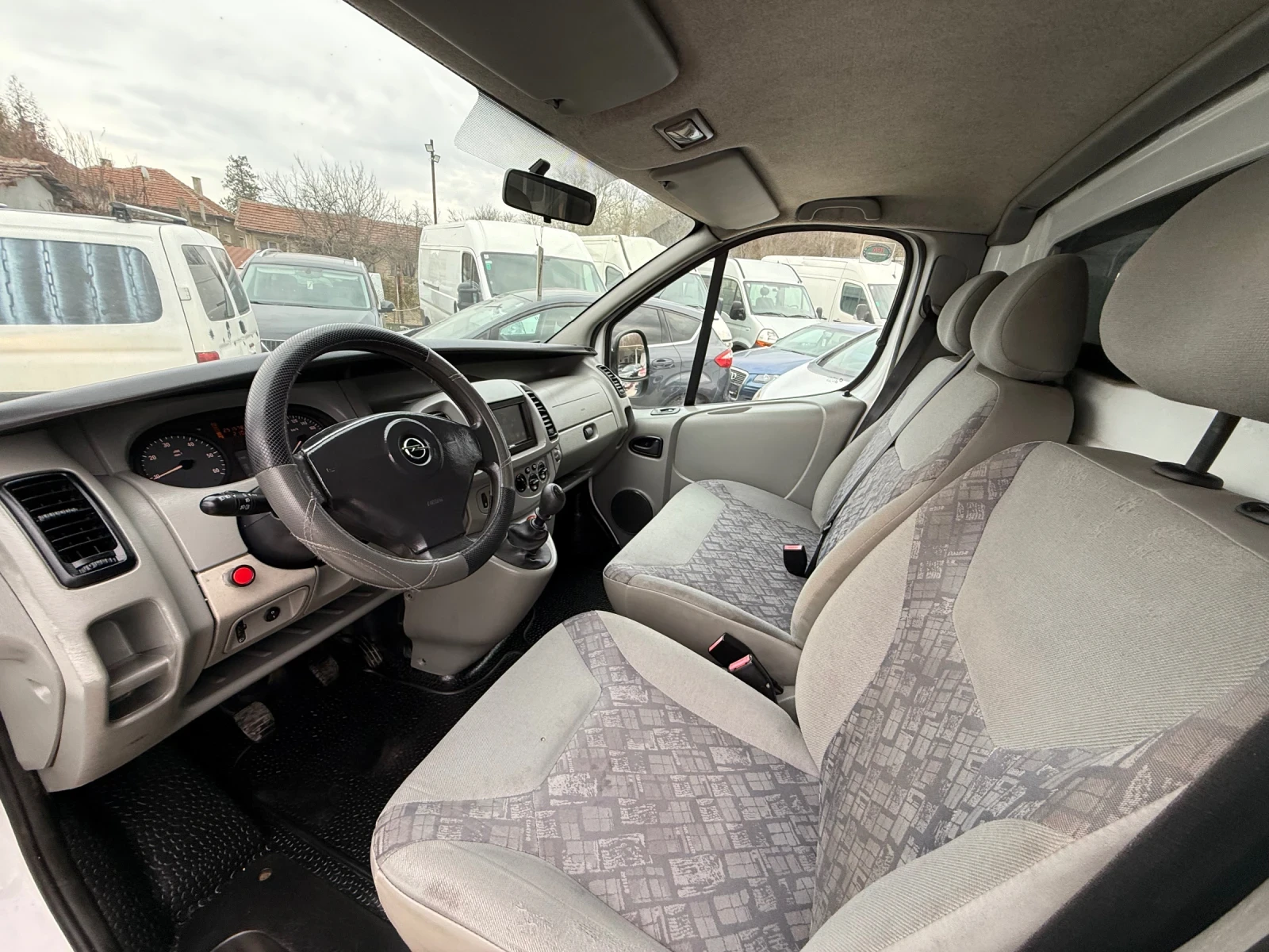 Opel Vivaro 1.9DTI, снимка 9 - Бусове и автобуси - 53922098