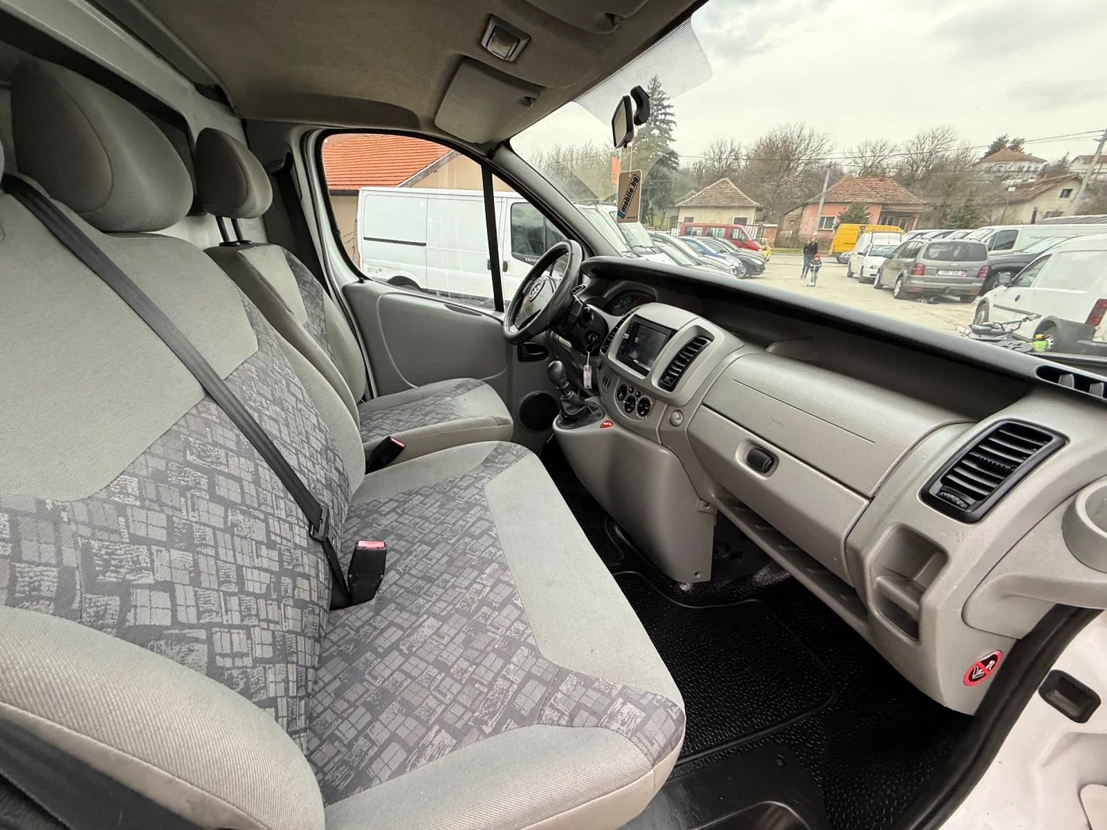 Opel Vivaro 1.9DTI, снимка 14 - Бусове и автобуси - 53922098