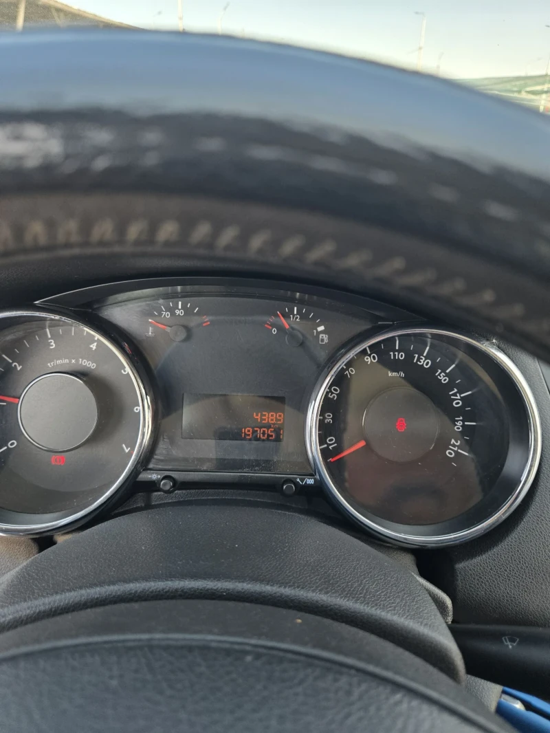 Peugeot 5008 1.6i, снимка 9 - Автомобили и джипове - 51631158