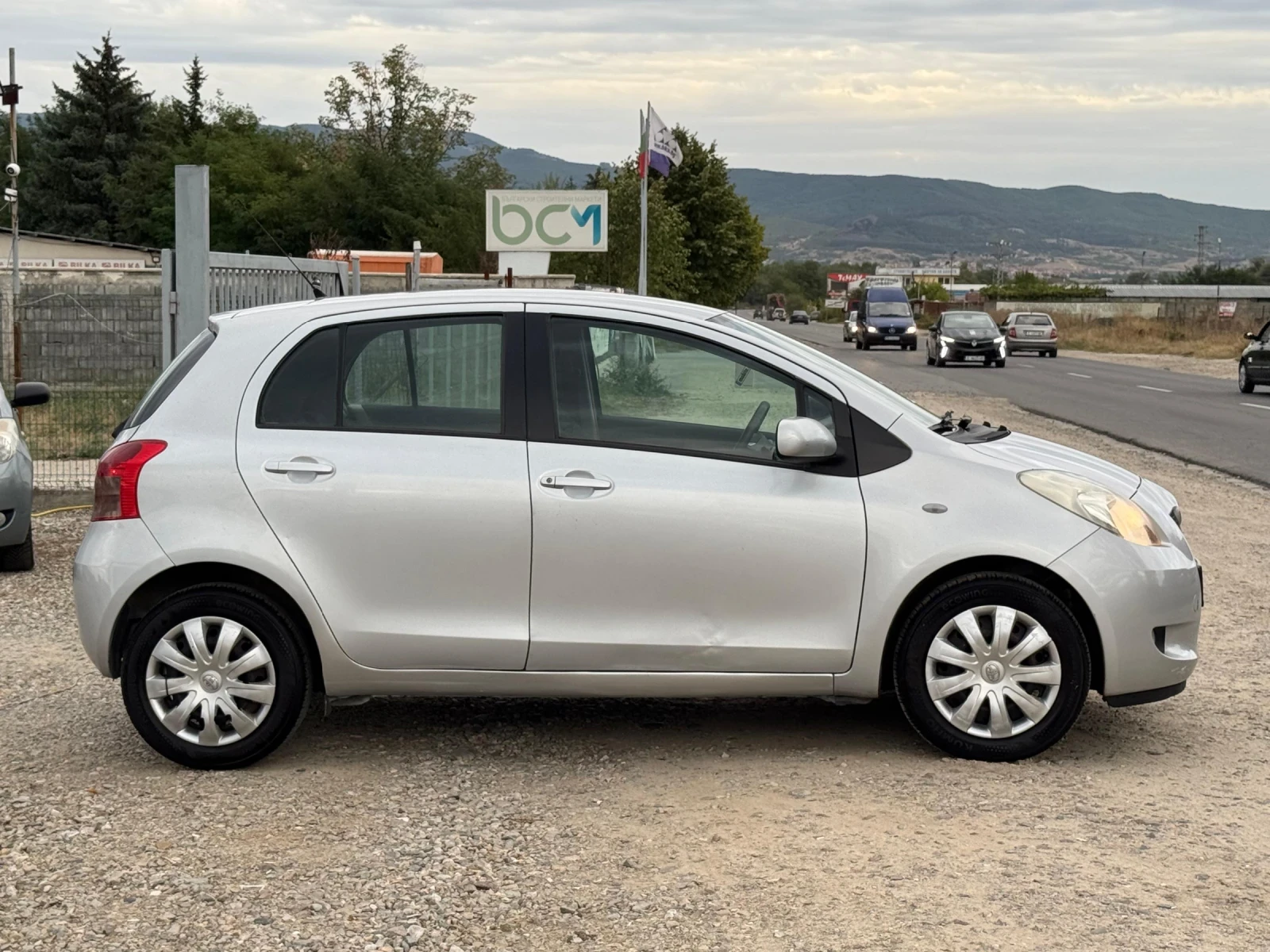 Toyota Yaris 1.3 i LIZING - изображение 7
