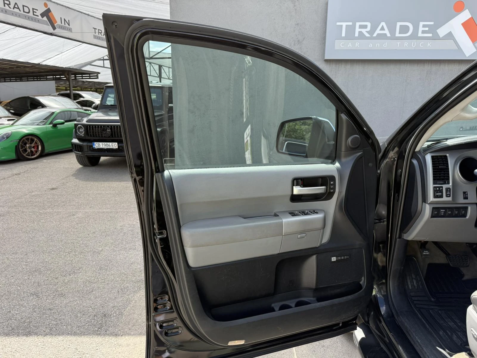 Toyota Sequoia 5.7L V8 PLATINUM - изображение 8