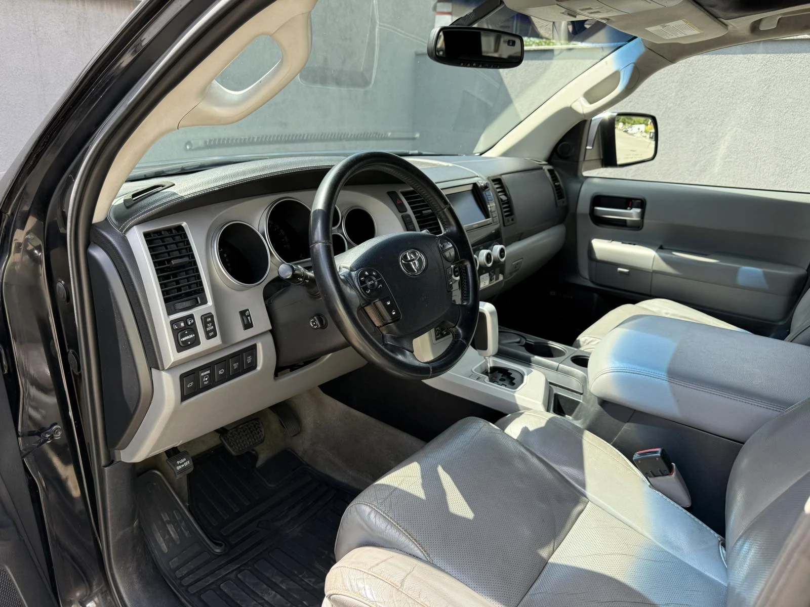 Toyota Sequoia 5.7L V8 PLATINUM - изображение 10