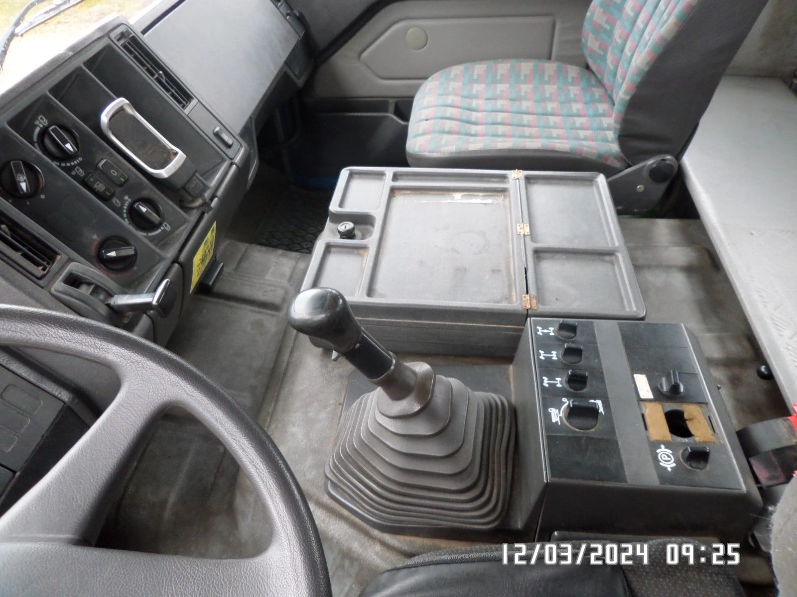 Mercedes-Benz 1838 Mercedes-Benz 1838 4x4 Тристранен самосвал с кран , снимка 11 - Камиони - 54936332