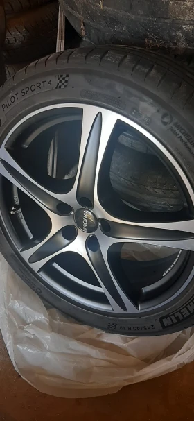        245/45R19