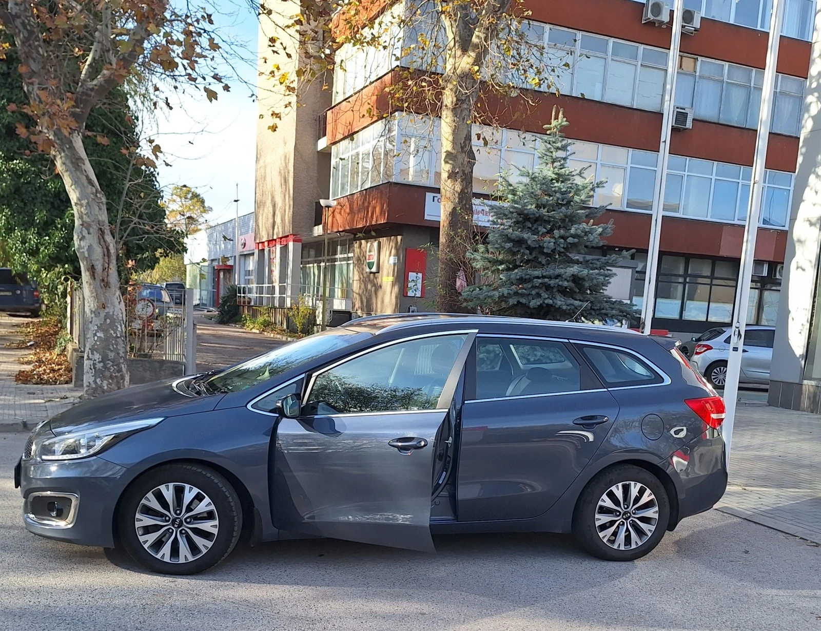 Kia Ceed SW1.6 CRDI LX7AT HPE N1  - изображение 4