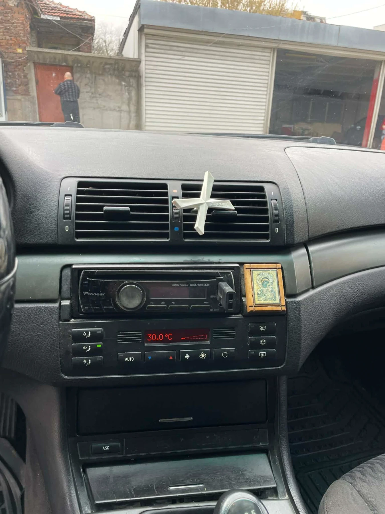 BMW 318 1.8 газ , снимка 10 - Автомобили и джипове - 54084823