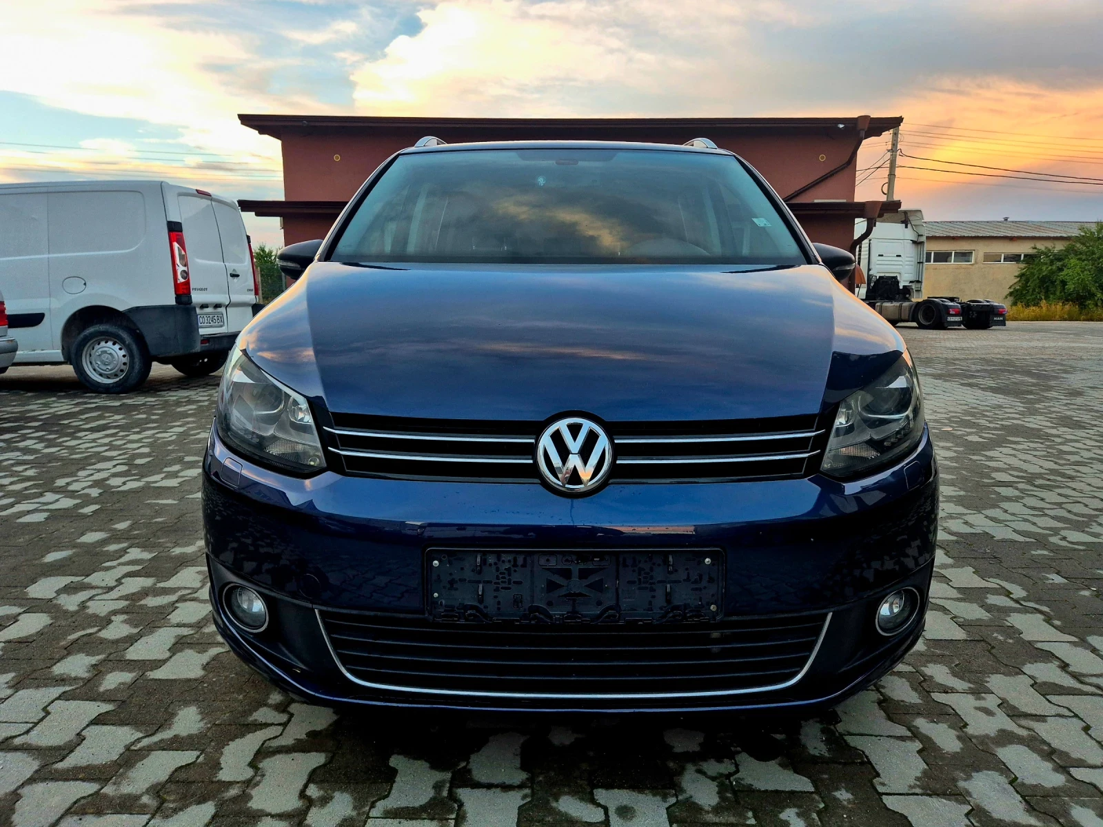 VW Touran 2.0 TDI* Highline* DSG* Xenon* NAVI* Alcantara, снимка 5 - Автомобили и джипове - 55136720