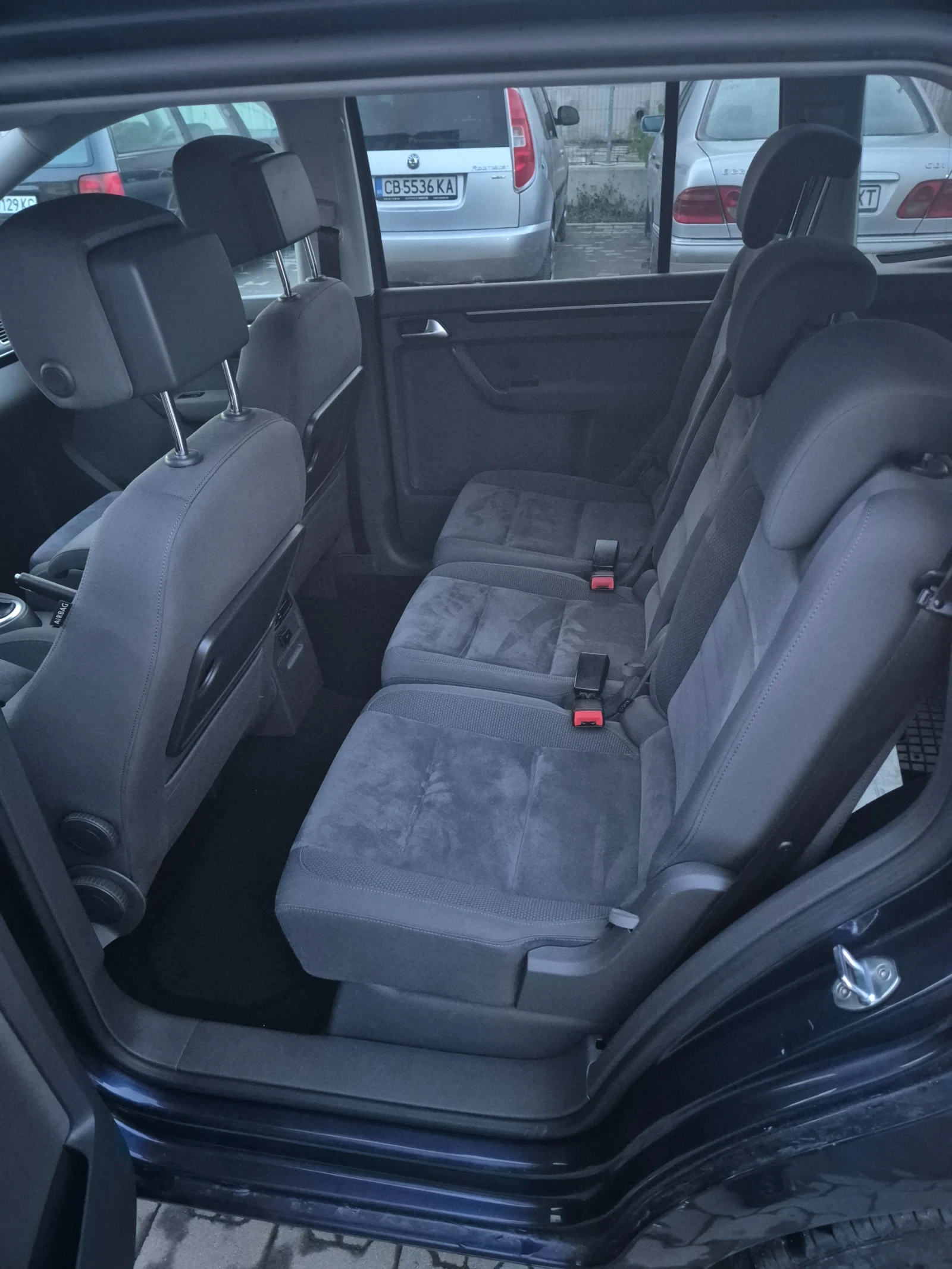 VW Touran 2.0 TDI* Highline* DSG* Xenon* NAVI* Alcantara, снимка 10 - Автомобили и джипове - 55136720