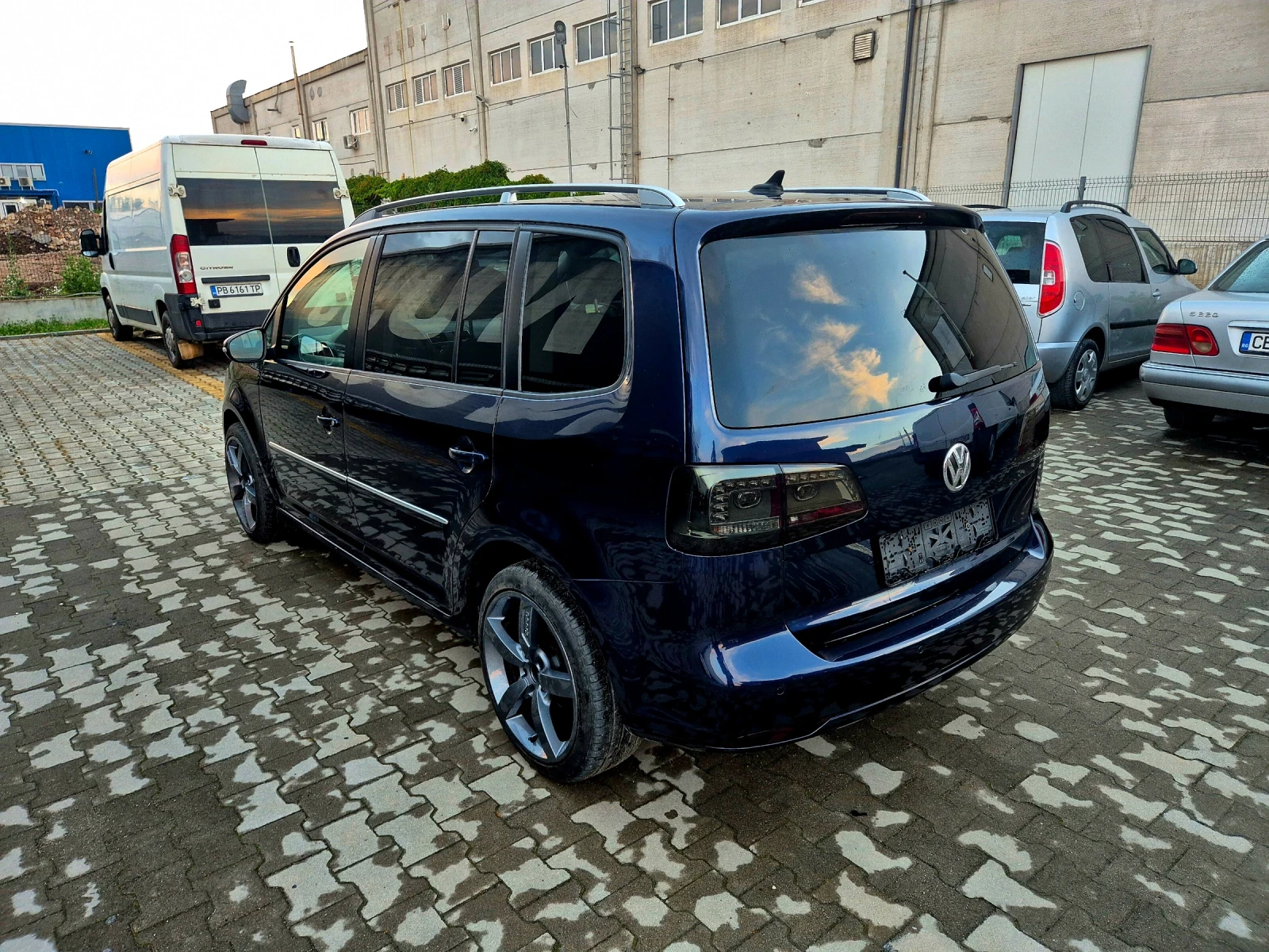 VW Touran 2.0 TDI* Highline* DSG* Xenon* NAVI* Alcantara, снимка 2 - Автомобили и джипове - 55136720