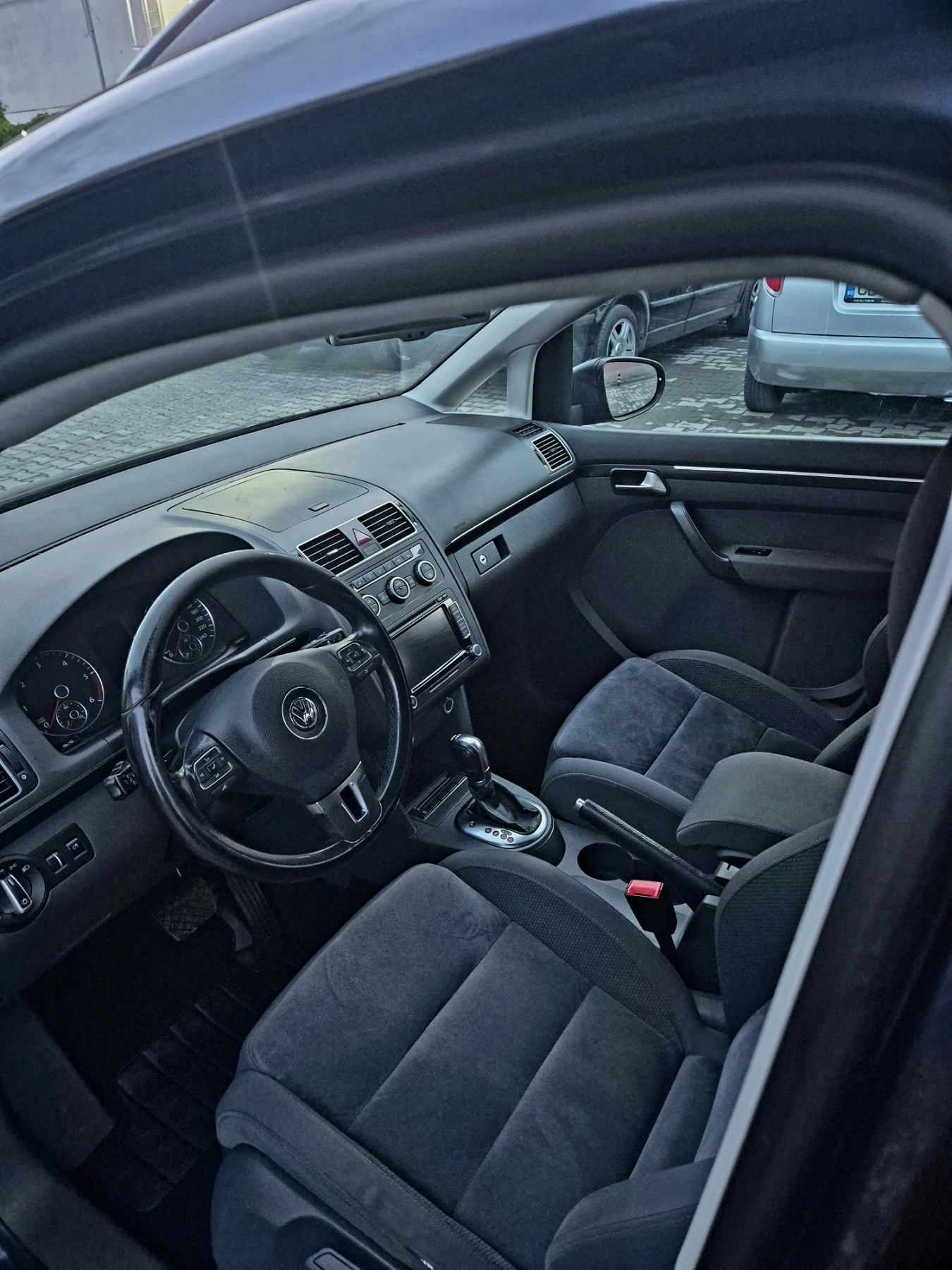 VW Touran 2.0 TDI* Highline* DSG* Xenon* NAVI* Alcantara, снимка 6 - Автомобили и джипове - 55136720