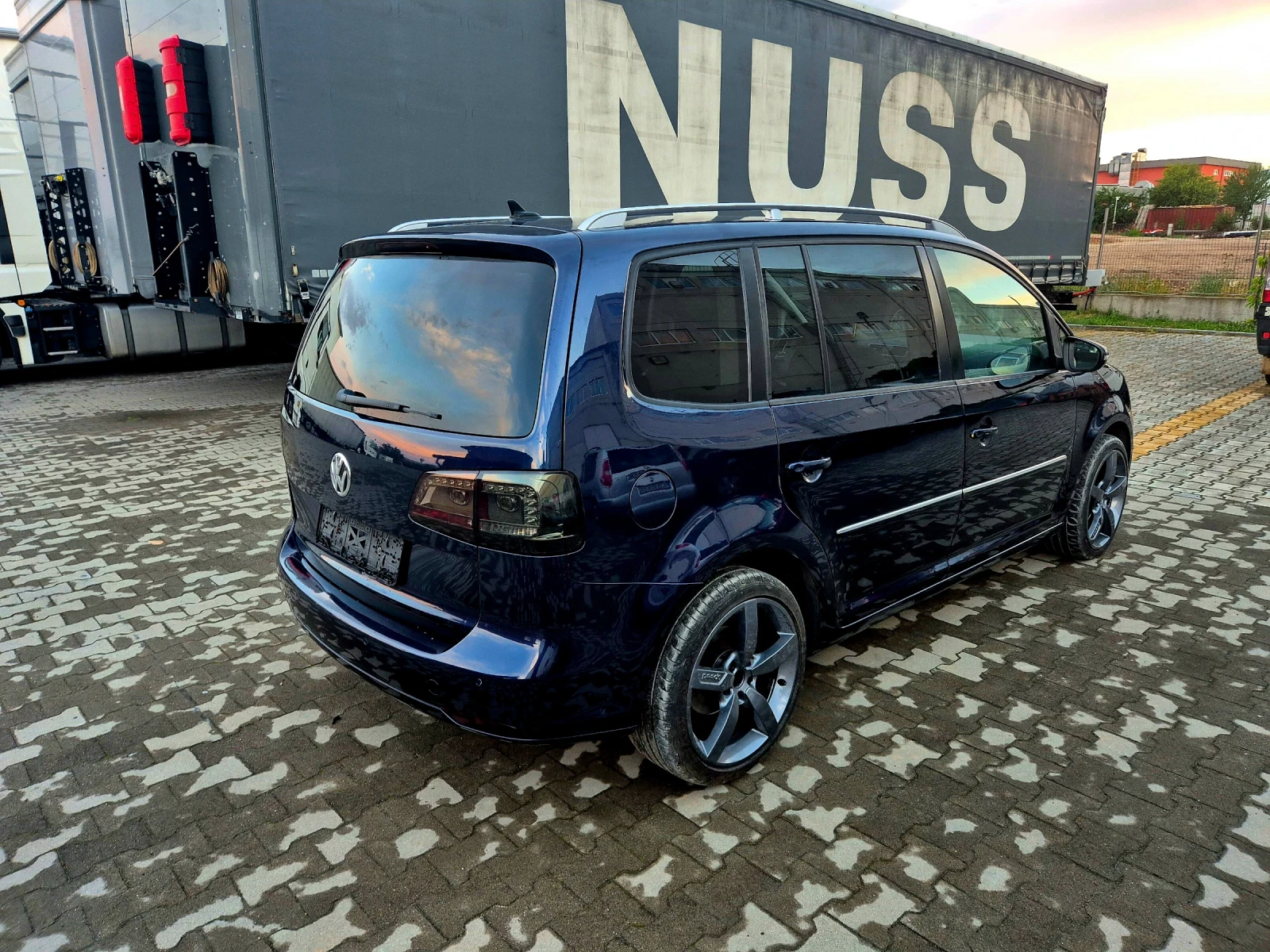 VW Touran 2.0 TDI* Highline* DSG* Xenon* NAVI* Alcantara, снимка 3 - Автомобили и джипове - 55136720