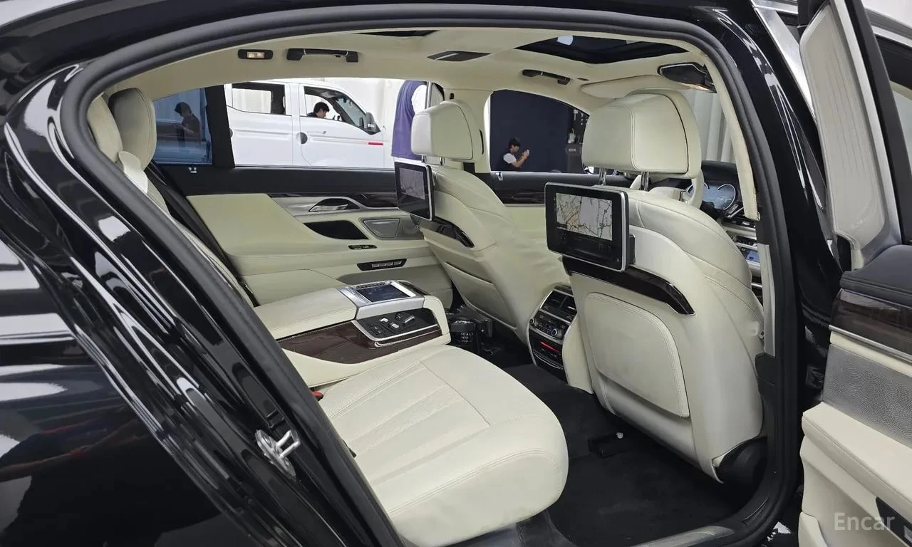 BMW 750 Li xDrive Luxury / Всички екстри за модела , снимка 12 - Автомобили и джипове - 55949135