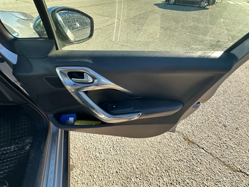 Peugeot 2008 1.6 HDI* Allure* Navi* Кожа* Светещ таван* Парктро, снимка 16 - Автомобили и джипове - 52254656
