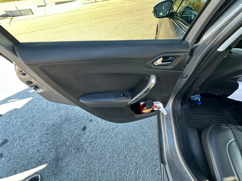 Peugeot 2008 1.6 HDI* Allure* Navi* Кожа* Светещ таван* Парктро, снимка 17 - Автомобили и джипове - 52254656