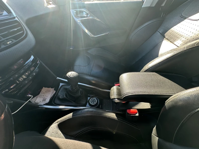 Peugeot 2008 1.6 HDI* Allure* Navi* Кожа* Светещ таван* Парктро, снимка 11 - Автомобили и джипове - 52254656
