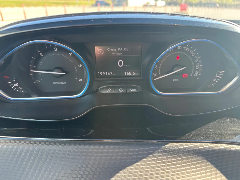 Peugeot 2008 1.6 HDI* Allure* Navi* Кожа* Светещ таван* Парктро, снимка 7 - Автомобили и джипове - 52254656