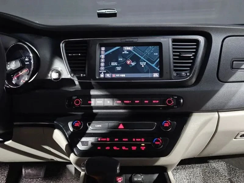 Kia Carnival, снимка 14 - Автомобили и джипове - 56689498