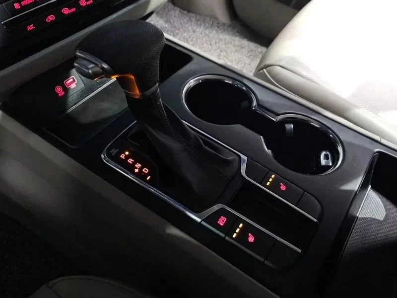Kia Carnival, снимка 9 - Автомобили и джипове - 56689498