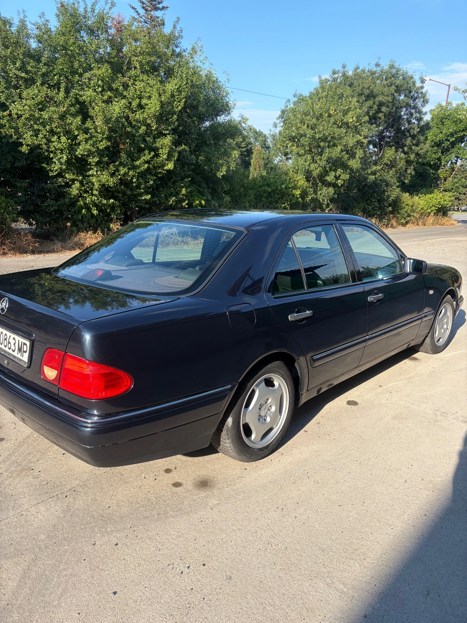 Mercedes-Benz E 230, снимка 3 - Автомобили и джипове - 55236221