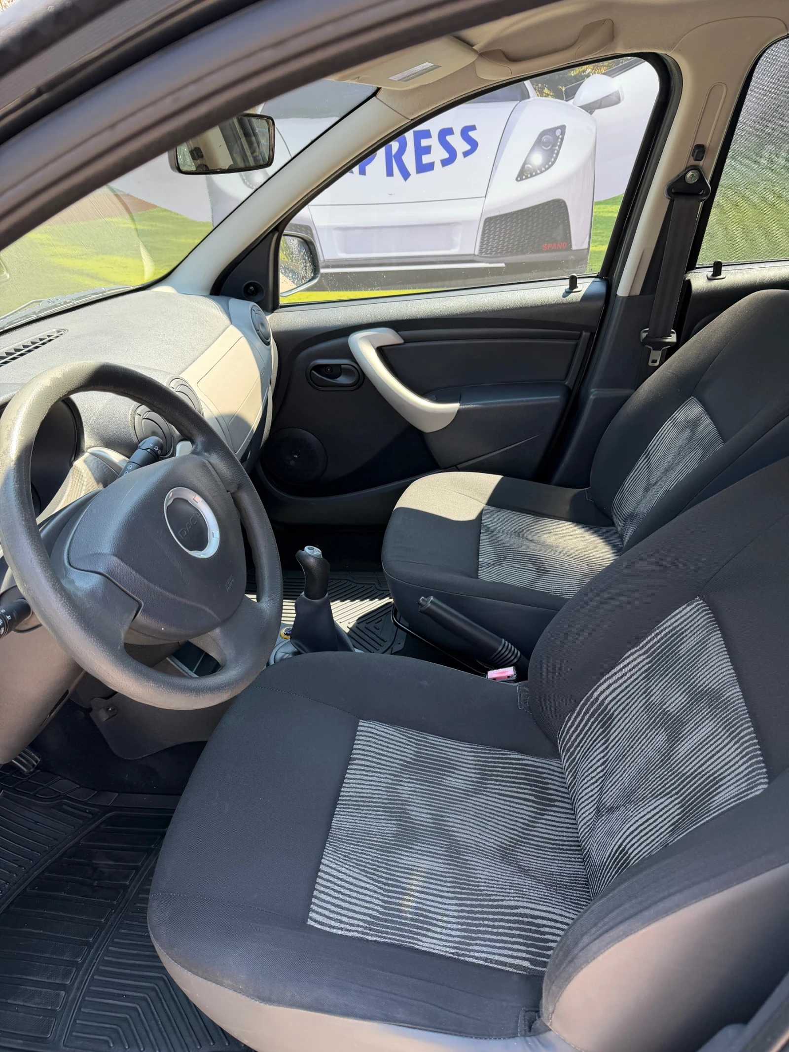 Dacia Sandero 1600, снимка 9 - Автомобили и джипове - 55527357