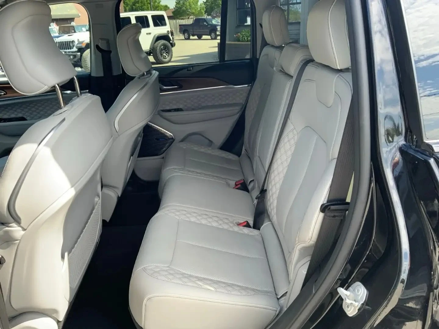 Jeep Grand cherokee 2023 SUMMIT | 5.7 HEMI | CARFAX | MCINTOSH Audio, снимка 13 - Автомобили и джипове - 56183782