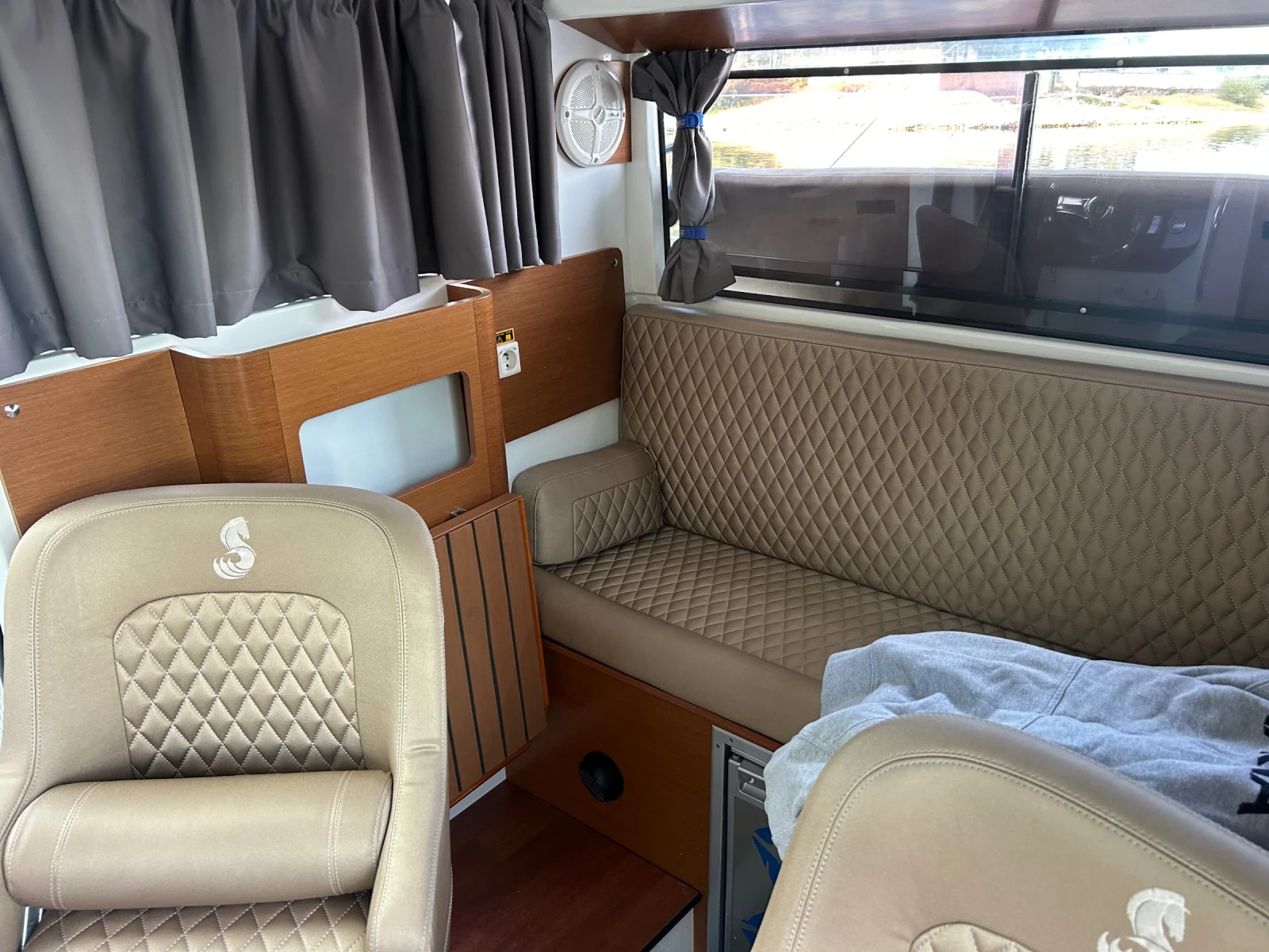 Моторна яхта Beneteau Beneteau Barracuda 9 - изображение 4