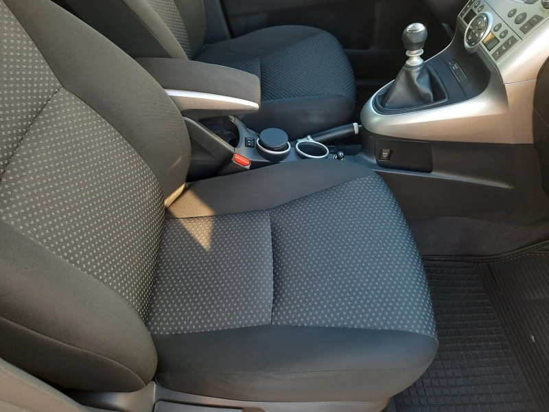 Toyota Verso 2.0 D-4D, снимка 9 - Автомобили и джипове - 52740002