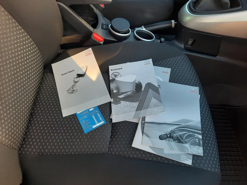 Toyota Verso 2.0 D-4D, снимка 11 - Автомобили и джипове - 52740002