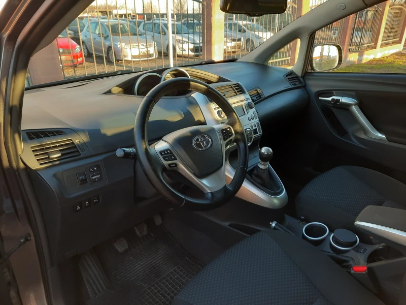 Toyota Verso 2.0 D-4D, снимка 7 - Автомобили и джипове - 52740002