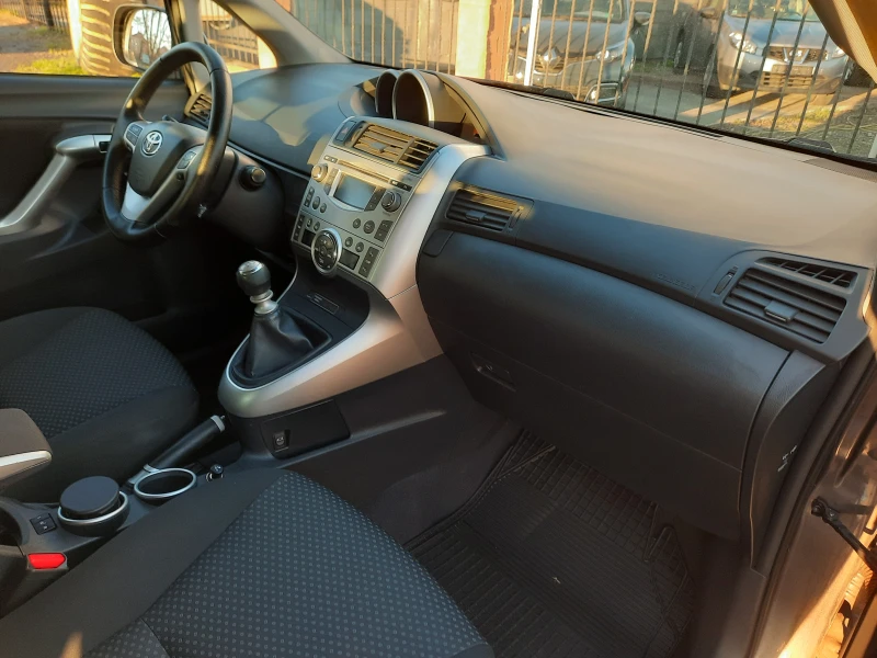 Toyota Verso 2.0 D-4D, снимка 10 - Автомобили и джипове - 52740002