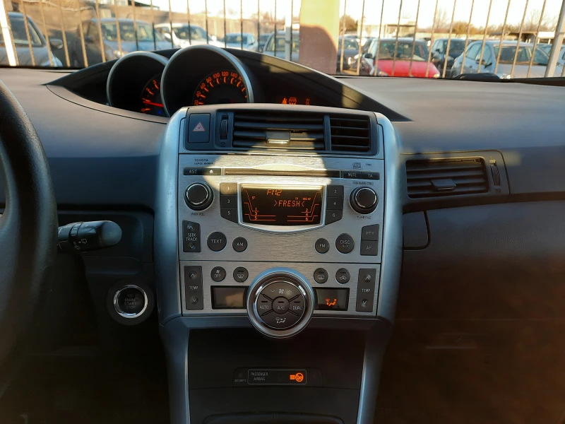 Toyota Verso 2.0 D-4D, снимка 12 - Автомобили и джипове - 52740002