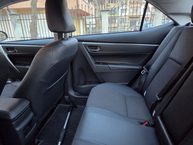 Toyota Corolla 1.6, снимка 15 - Автомобили и джипове - 53114627