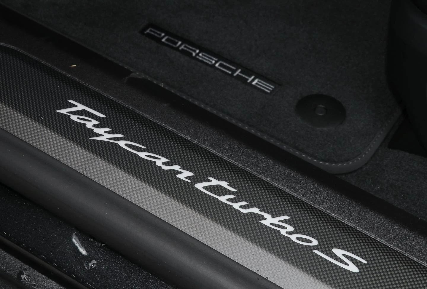 Porsche Taycan TURBO S/CERAMIC/CARBON/BOSE/MATRIX/PANO/360/ - изображение 8
