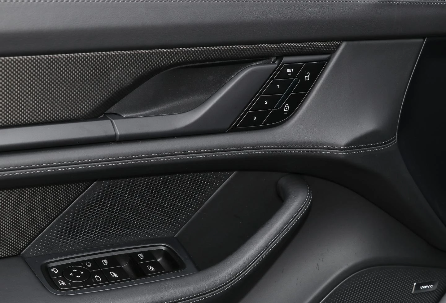 Porsche Taycan TURBO S/CERAMIC/CARBON/BOSE/MATRIX/PANO/360/ - изображение 7