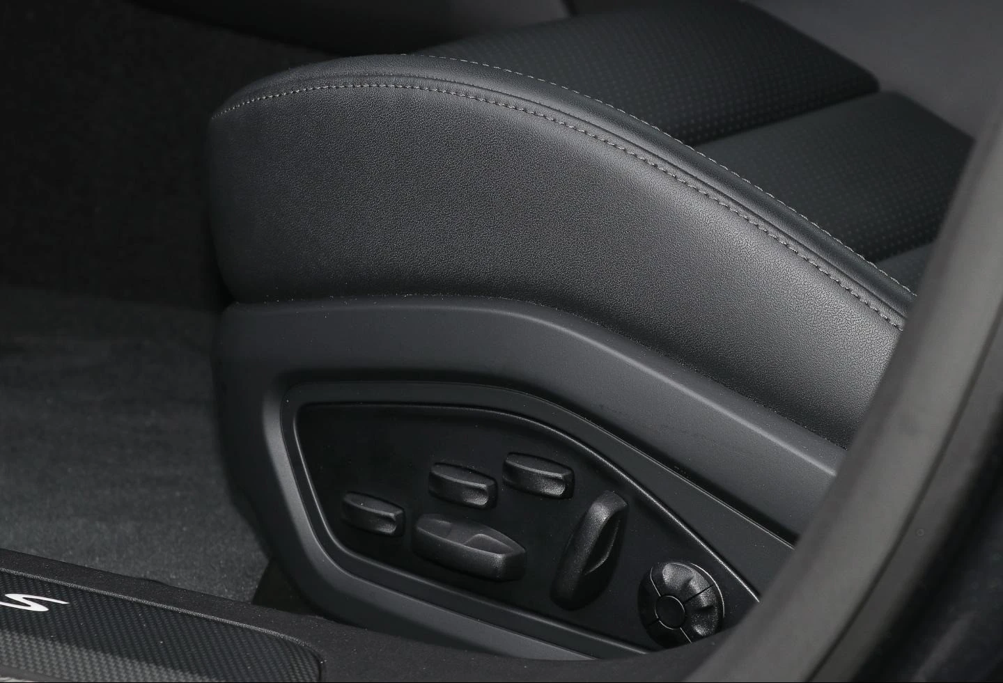 Porsche Taycan TURBO S/CERAMIC/CARBON/BOSE/MATRIX/PANO/360/ - изображение 9