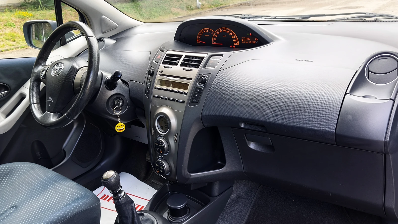 Toyota Yaris 1.3i Face 121000km., снимка 11 - Автомобили и джипове - 55279506