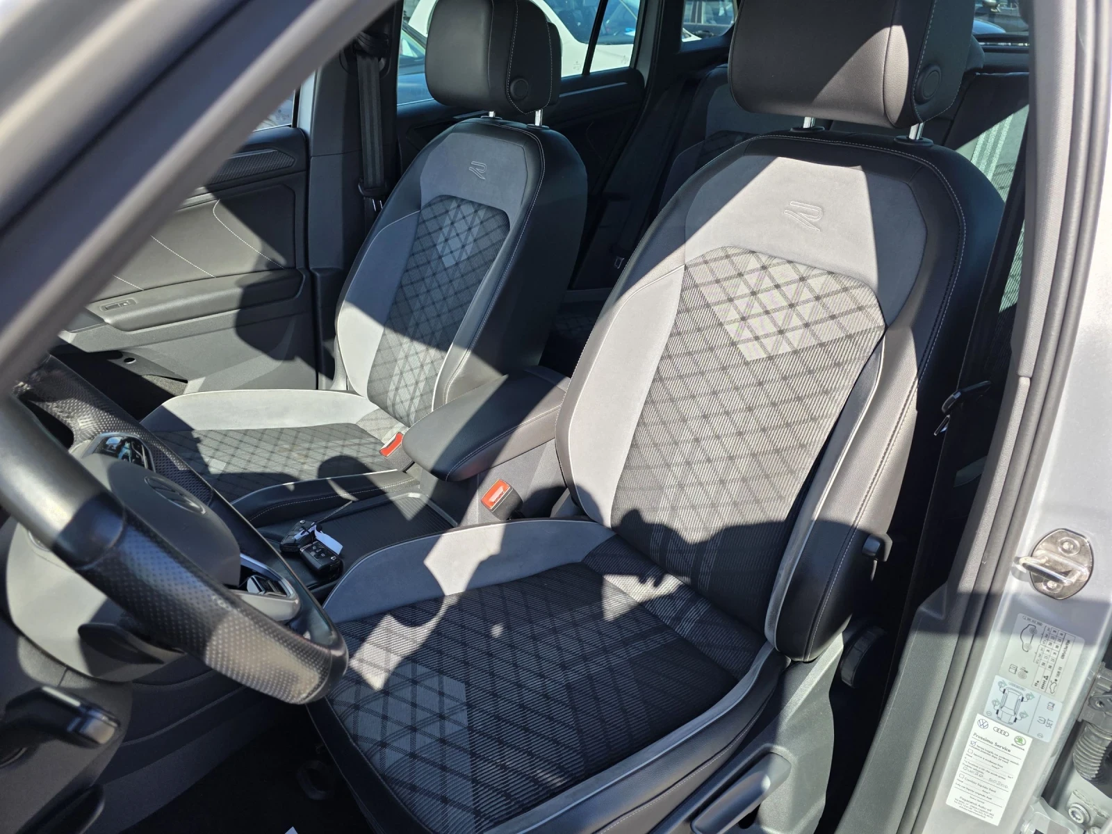 VW Tiguan 2.0TDI R-LINE Лизинг, снимка 12 - Автомобили и джипове - 54076705