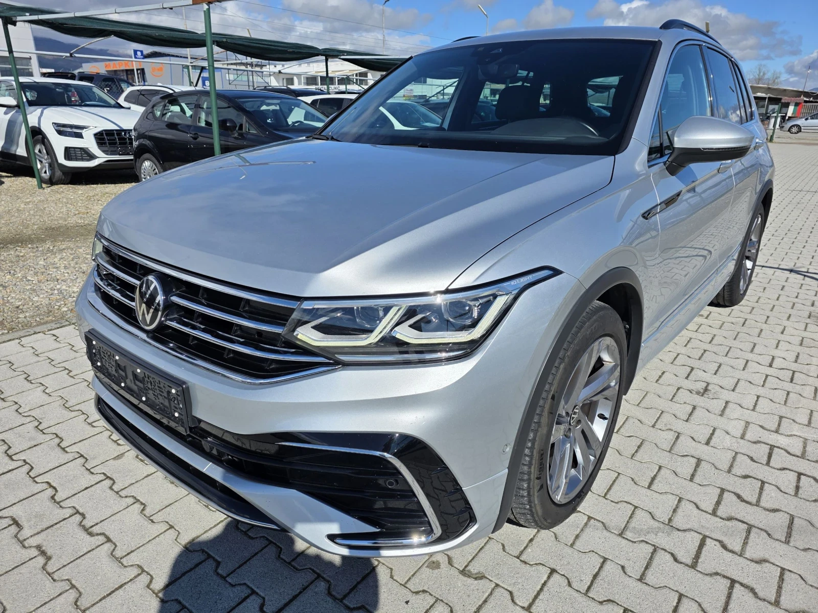 VW Tiguan 2.0TDI R-LINE Лизинг, снимка 3 - Автомобили и джипове - 54076705