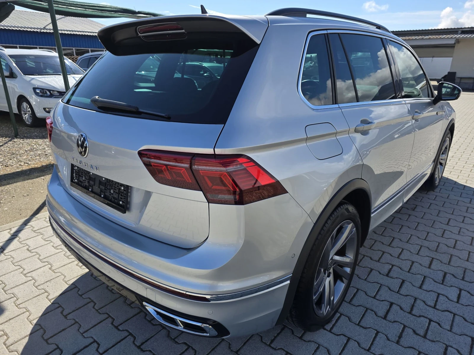 VW Tiguan 2.0TDI R-LINE Лизинг, снимка 7 - Автомобили и джипове - 54076705