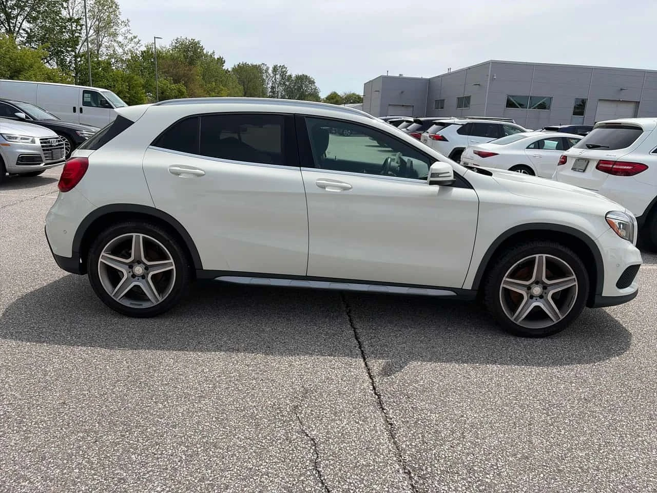 Mercedes-Benz GLA 250 4MATIC/ВТОРИ ГУМИ И ДЖАНТИ/ПОДГРЕВИ, снимка 4 - Автомобили и джипове - 54647311