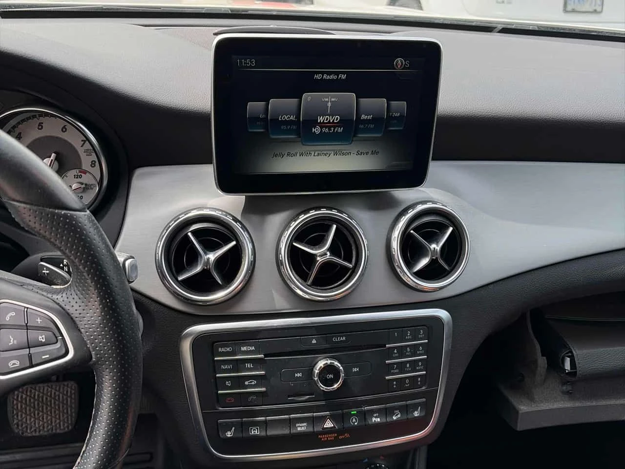 Mercedes-Benz GLA 250 4MATIC/ВТОРИ ГУМИ И ДЖАНТИ/ПОДГРЕВИ, снимка 9 - Автомобили и джипове - 54647311