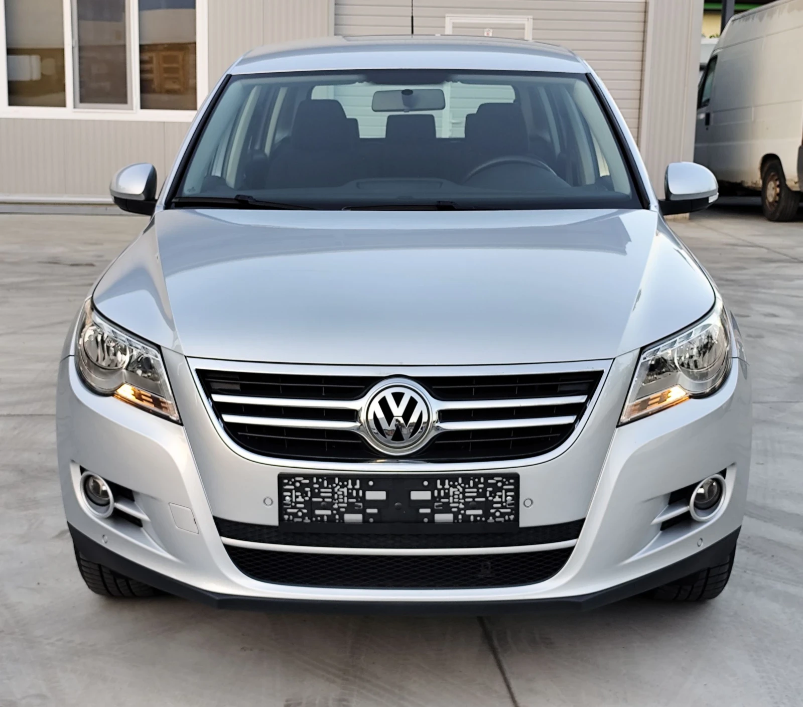 VW Tiguan 2.0TDI-140кс.EU5-6-скорости-СЕРВИЗНА КНИЖКА , снимка 2 - Автомобили и джипове - 55104911