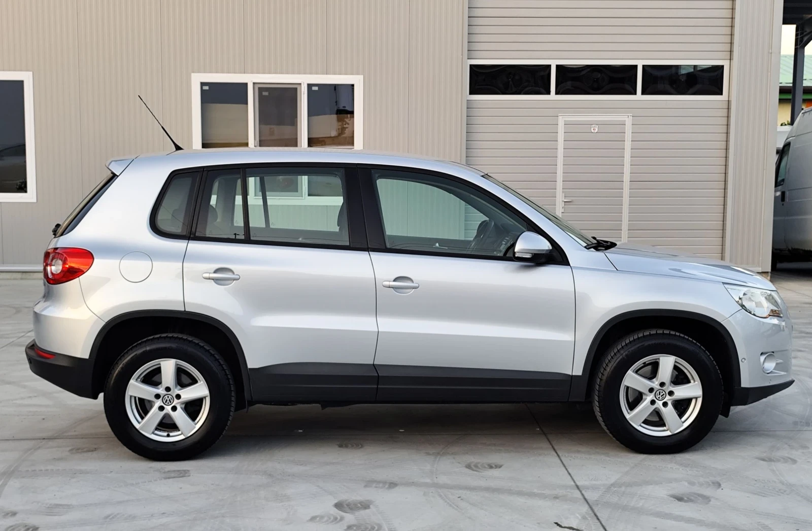 VW Tiguan 2.0TDI-140кс.EU5-6-скорости-СЕРВИЗНА КНИЖКА , снимка 7 - Автомобили и джипове - 55104911