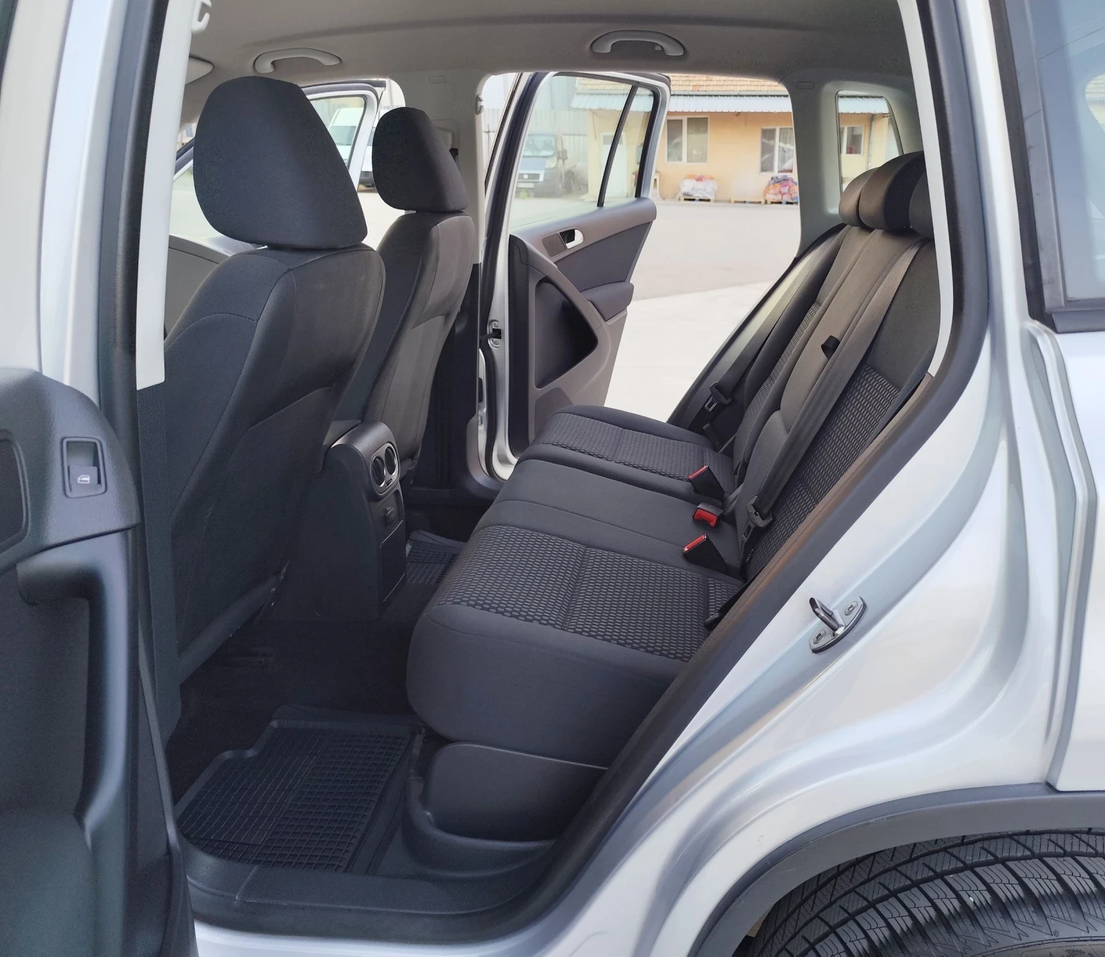 VW Tiguan 2.0TDI-140кс.EU5-6-скорости-СЕРВИЗНА КНИЖКА , снимка 11 - Автомобили и джипове - 55104911