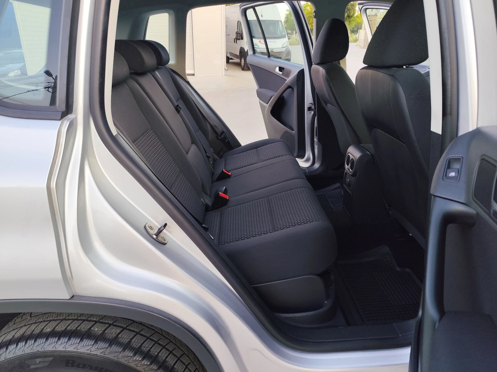 VW Tiguan 2.0TDI-140кс.EU5-6-скорости-СЕРВИЗНА КНИЖКА , снимка 14 - Автомобили и джипове - 55104911