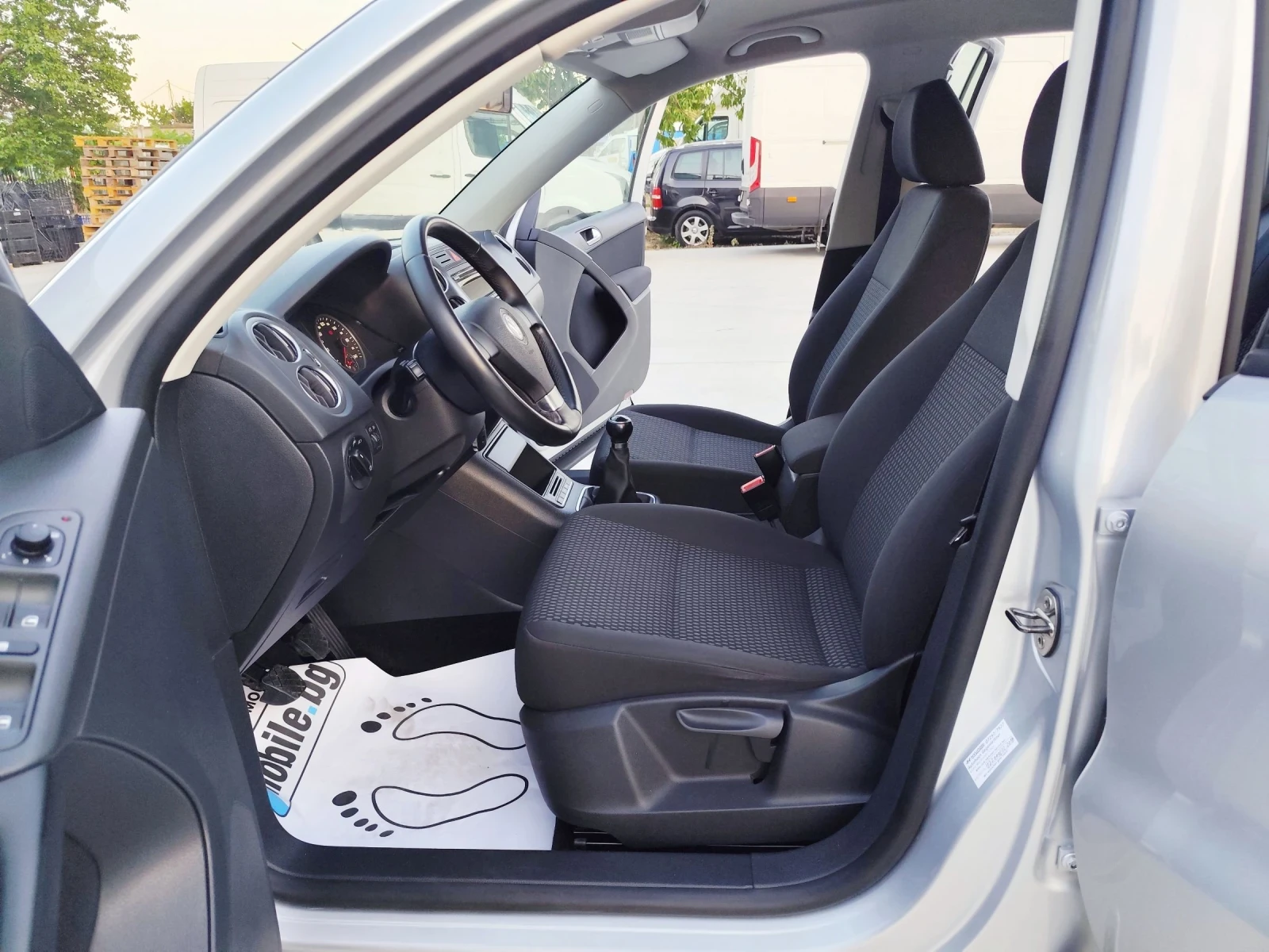 VW Tiguan 2.0TDI-140кс.EU5-6-скорости-СЕРВИЗНА КНИЖКА , снимка 10 - Автомобили и джипове - 55104911