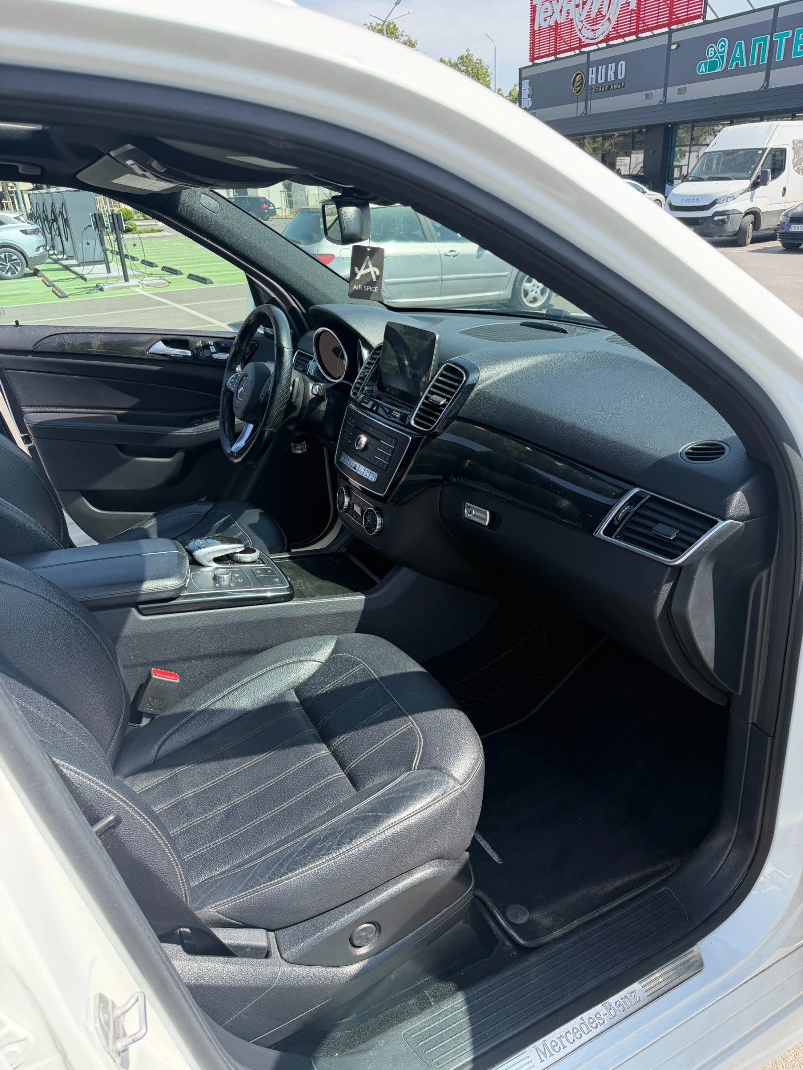 Mercedes-Benz GLE 350 AMG LINE/PANORAMA/HarmanKardon, снимка 9 - Автомобили и джипове - 55955356