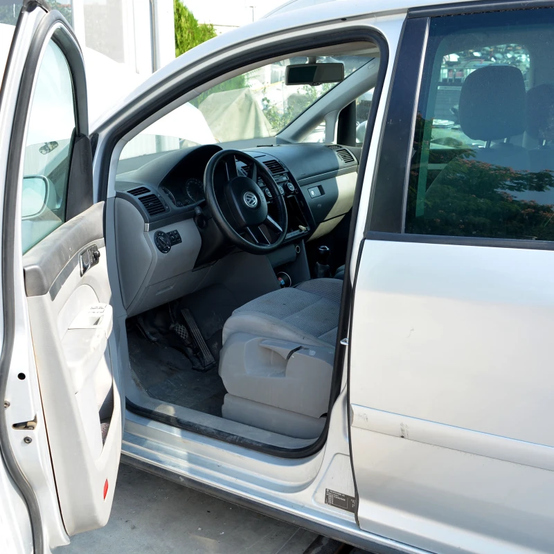 VW Touran 1.6 FSI, снимка 6 - Автомобили и джипове - 51293420