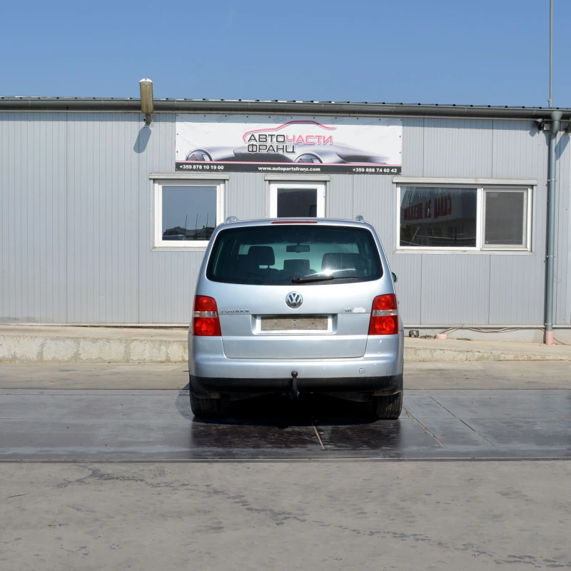VW Touran 1.6 FSI, снимка 4 - Автомобили и джипове - 51293420
